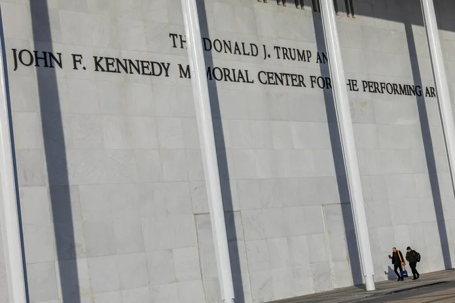 Demanda busca eliminar el nombre de Trump del Centro Kennedy