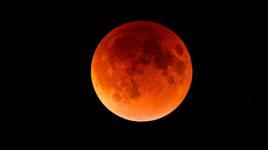 خسوف كلي للقمر يحول القمر إلى اللون الأحمر عبر أمريكا الشمالية