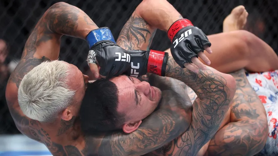 أوليفيرا يهزم هولواي ويحتفظ بلقب BMF في UFC 326