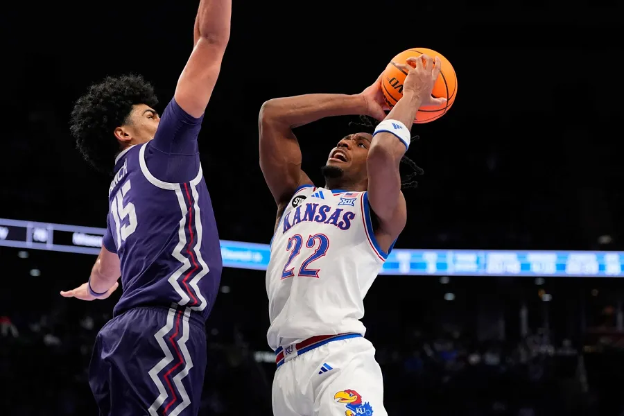 كنساس تتجاوز تأخر الشوط الأول وتنتصر على TCU 78-73 لتصل إلى نصف نهائي Big 12