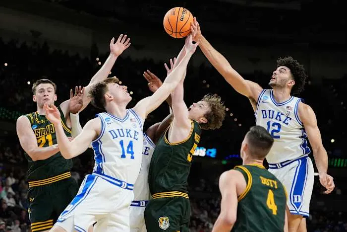 ديوك تعود من التأخر وتتفوق على سيينا في بطولة NCAA
