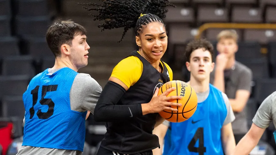 كرة سلة آيوا للسيدات تتغلب على فيرلي ديكنسون في الجولة الأولى من بطولة NCAA