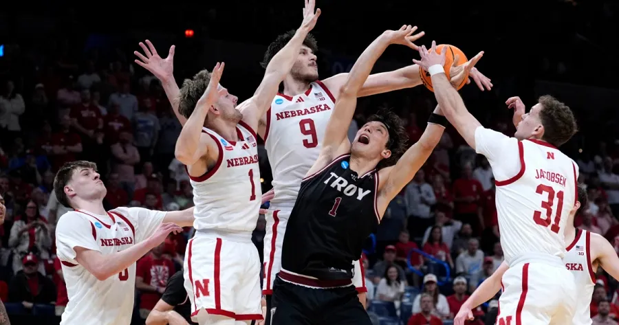 نبراسكا تتقدم إلى دور الـ 16 في بطولة NCAA بعد فوز مثير