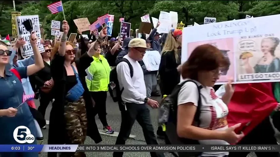 Manifestaciones 'No Reyes' en Estados Unidos protestan contra las políticas de Trump