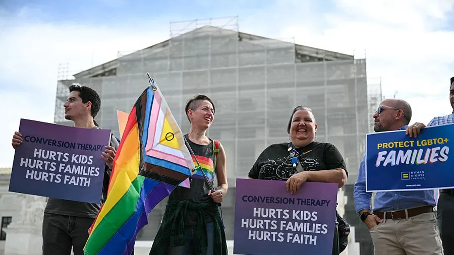 المحكمة العليا: قانون كولورادو ضد العلاج التحويلي للقاصرين ينتهك حرية التعبير