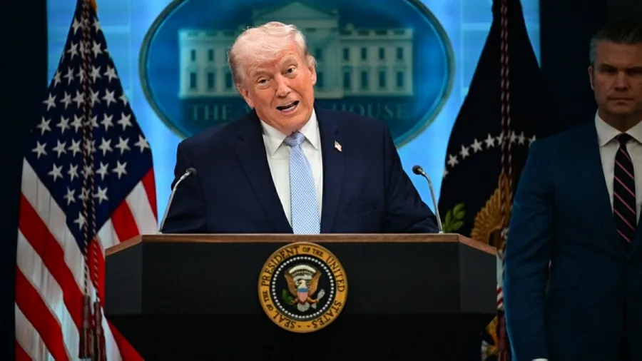 Trump anuncia compromiso con Irán tras 'cambio de régimen' y advierte sobre aranceles
