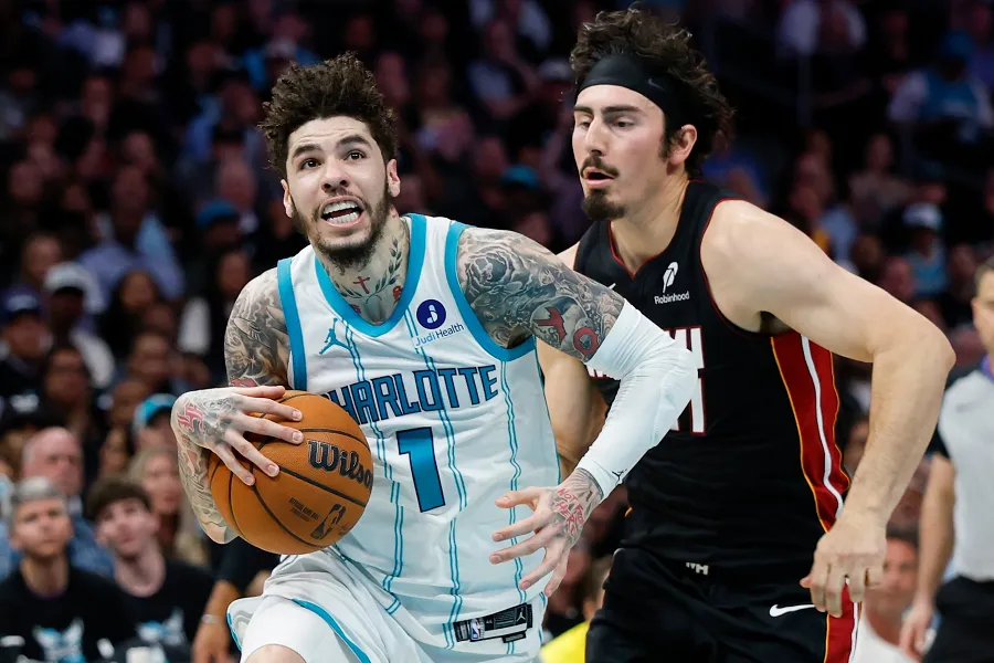 Los Hornets de Charlotte vencen al Miami Heat en tiempo extra y lo eliminan de los playoffs