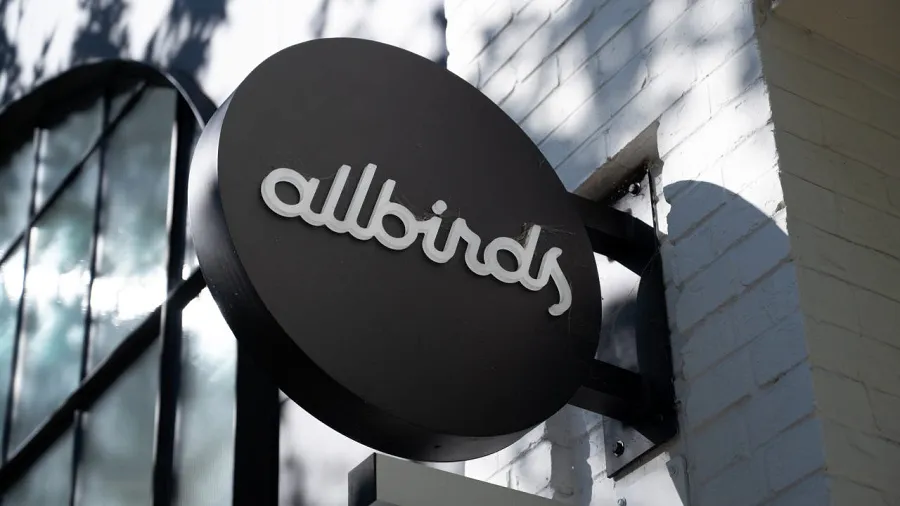 Allbirds se réinvente en NewBird AI pour se concentrer sur l'IA, abandonnant les chaussures