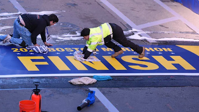 Le 130e marathon de Boston démarre dans le froid, avec des conditions favorables aux records