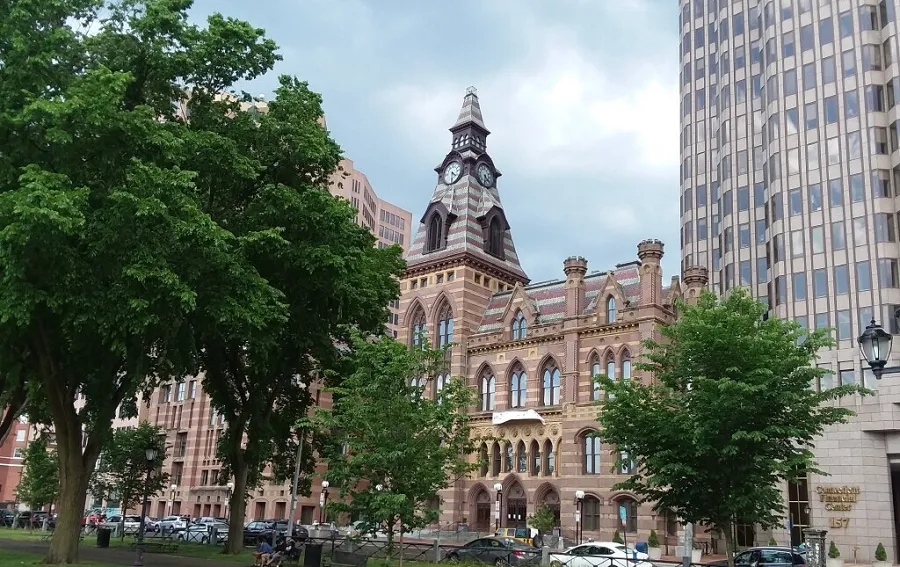 Budgets municipaux approuvés aux États-Unis : augmentation des impôts fonciers dans certains cas, crédits d'impôt réduits et salaires minimums augmentés.
