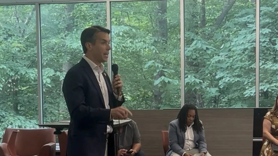 Le représentant américain Morgan McGarvey s'oppose à un centre de données hyperscale à Louisville