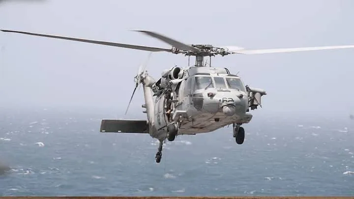 Un hélicoptère de la marine américaine tire des missiles sur un porte-conteneurs commercial pour faire respecter le blocus de l'Iran