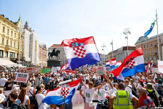 Des dizaines de milliers de personnes manifestent à Zagreb contre les retards de nettoyage des déchets en Croatie