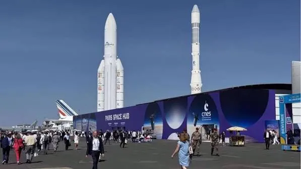 قمة الفضاء في باريس: ضغوط البيت الأبيض على SpaceX و Blue Origin للانسحاب