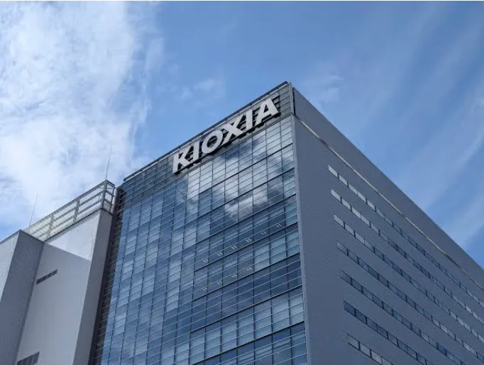 طرح Kioxia في الولايات المتحدة قد يدفع صانع الرقائق إلى دائرة الضوء العالمية للذكاء الاصطناعي