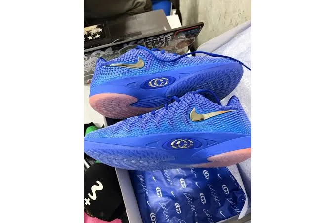 حذاء كايتل كلارك المميز من Nike يصل في 1 أكتوبر، مع لونَي "Caitlin Blue" و "Warning Code Yellow"