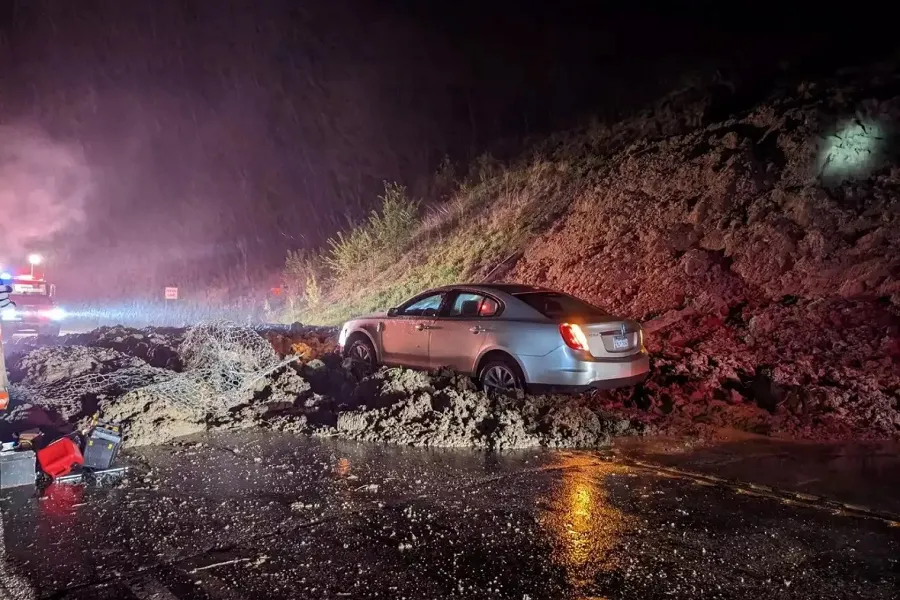 暴雨引发明尼苏达州南部严重洪水和公路泥石流