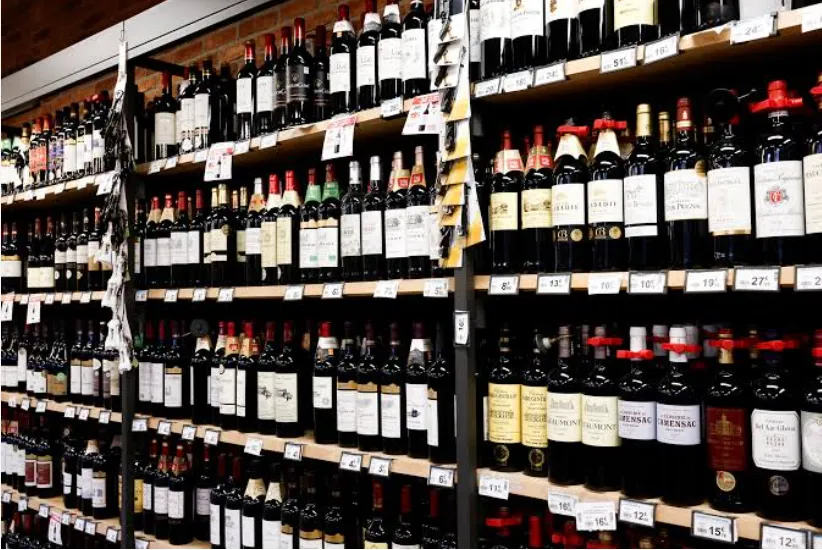French Wine Crisis Hits U.S. Markets: Production Crash And Looming Tariffs