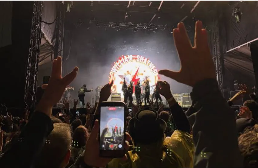 وليام شاتنر يؤدي أغنية 'Crazy Train' ويكشف عن فرقته للهيفي ميتال في مهرجان Riot Fest