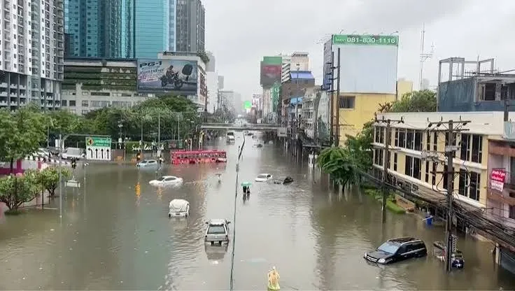 Fortes pluies et inondations à Bangkok perturbent la circulation et provoquent des évacuations