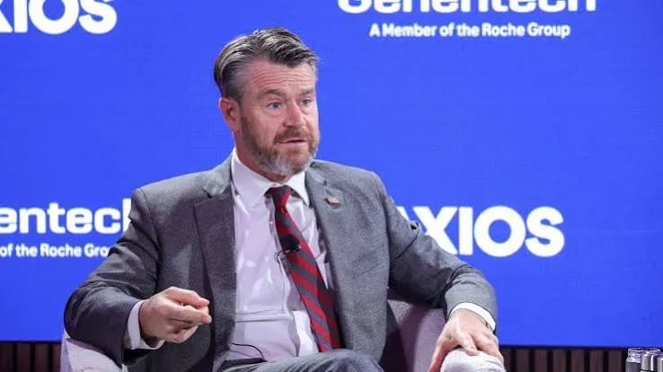 Axios Live: El Senador Todd Young dice que China está a la cabeza en biomfabricación