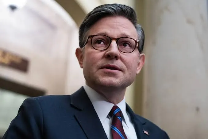 Mike Johnson Rechaza la Indignación por Centros de Datos de IA como ‘Operación Psicológica China’