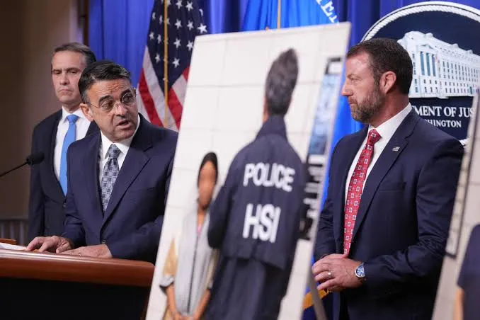 La administración Trump dice que no tiene planes para oficiales de ICE en las urnas. Los activistas se preparan de todos modos.