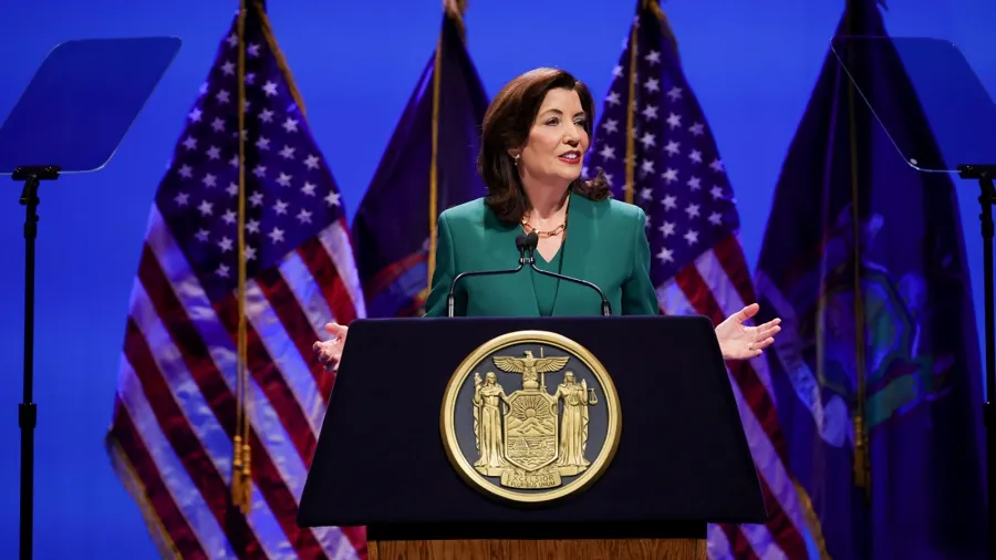 Hochul propone nuevas leyes para proteger escuelas, hospitales, lugares de culto de la aplicación federal de inmigración