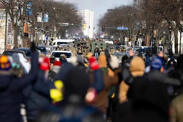 Líderes de Minnesota piden desescalar tensiones tras tiroteos de agentes federales.