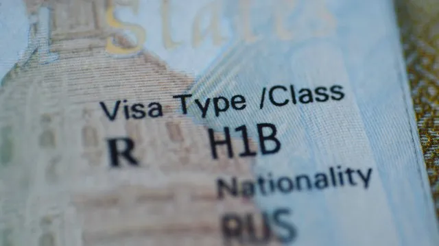 حاكم تكساس يأمر بتجميد تأشيرات H-1B للوكالات الحكومية والجامعات