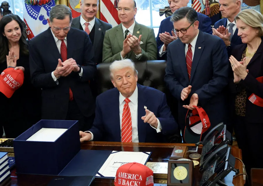 ترامب يوقع على مشروع قانون تمويل بقيمة 1.2 تريليون دولار، منهيًا الإغلاق الفيدرالي الجزئي.