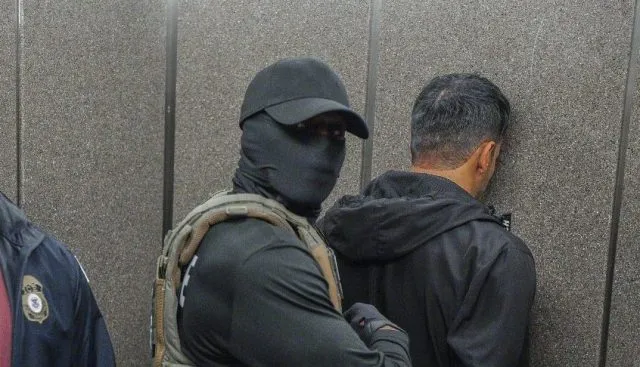 قاضٍ فيدرالي يمنع قانون كاليفورنيا الذي يحظر على وكلاء الهجرة ارتداء أغطية الوجه