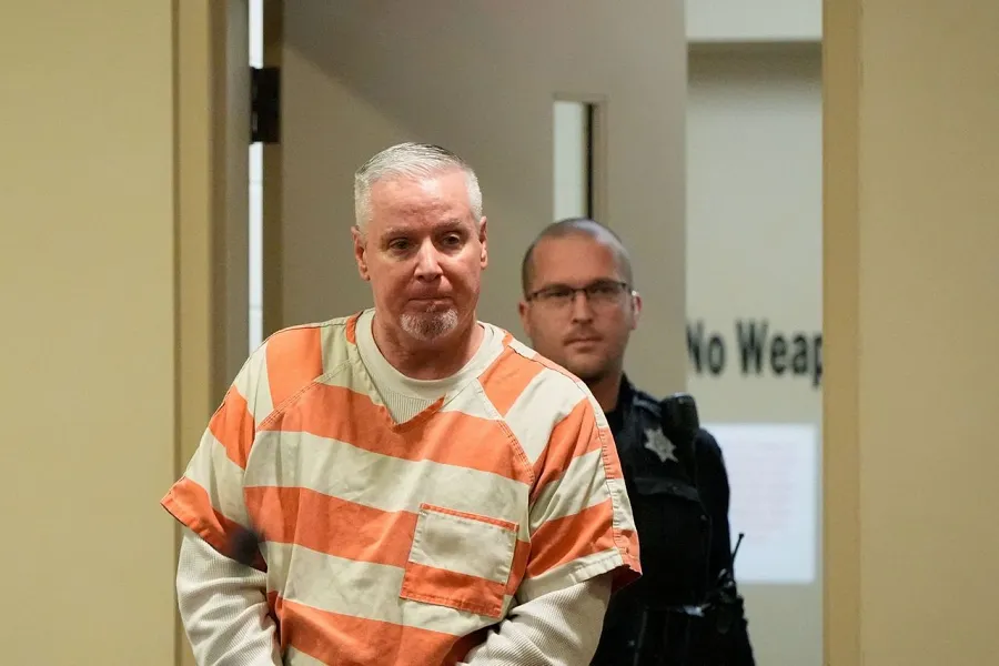 محاكمة والد مراهق متهم في حادث إطلاق نار بمدرسة