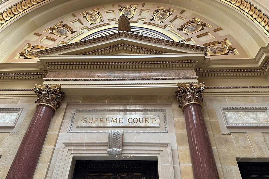 El Tribunal Supremo de Wisconsin envía desafíos a mapas electorales a paneles de tres jueces